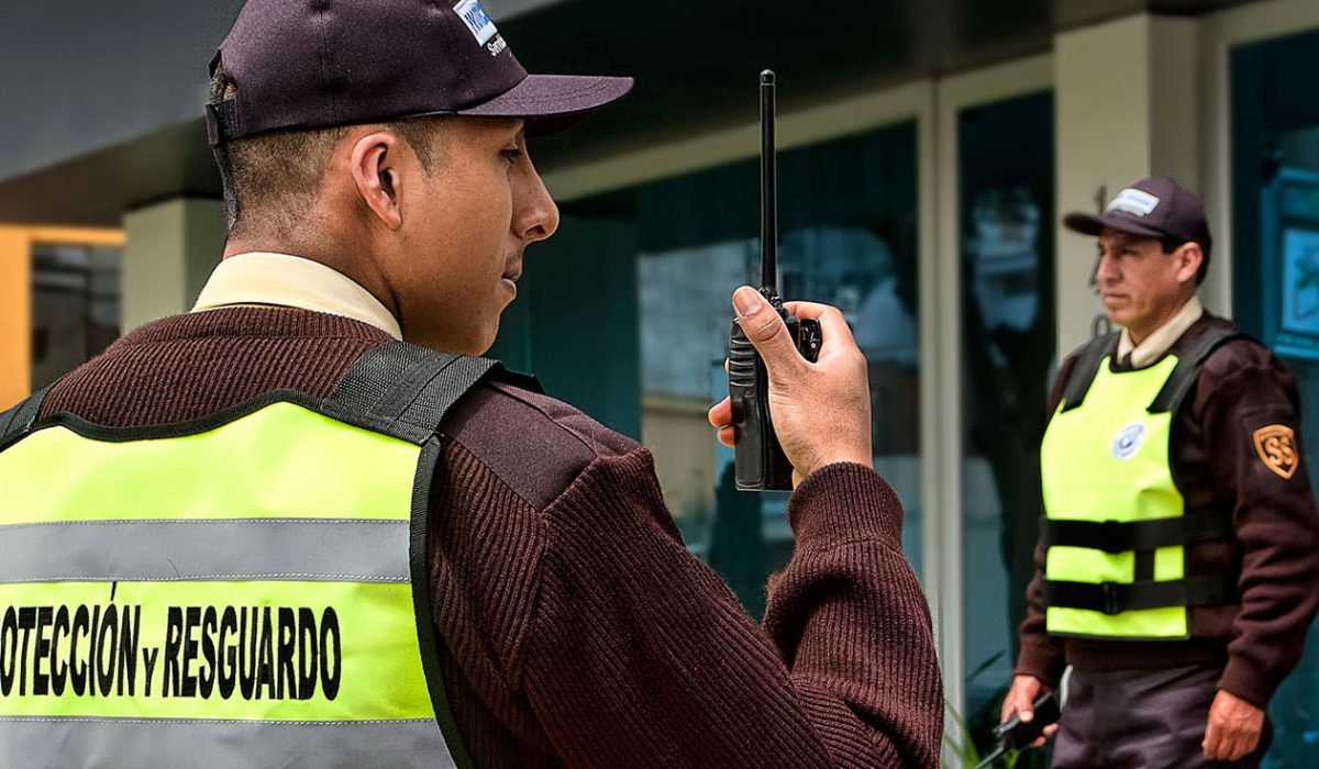 Vigilantes con equipos de comunicación